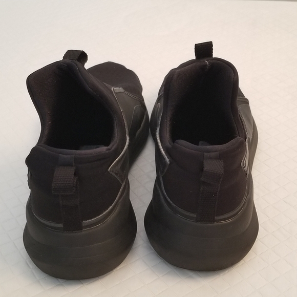 Puma soft foam size 7.5 black. Flaw in one insole. - Picture 5 of 6